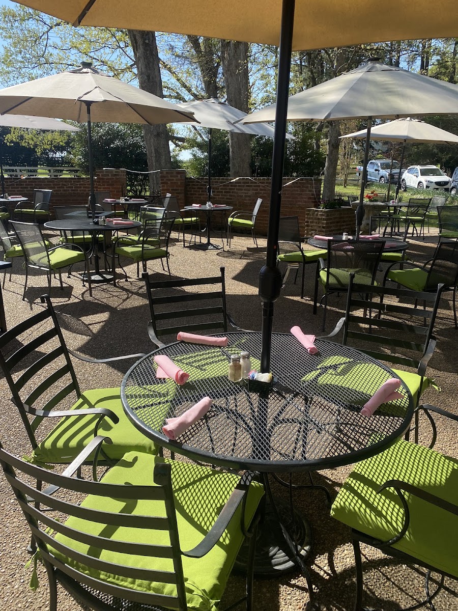 Lola's Farmhouse Bistro